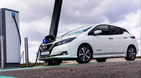 Може да не е най-вълнуващият автомобил по отношение на външния вид или представянето, но влиянието, което Nissan Leaf има върху пазара на електрически автомобили, не може да бъде оспорено. Той дебютира през 2010 г. и е първият в света масов електрически автомобил, с над половин милион произведени екземпляра до момента. Nissan побеждава всеки друг производител на пазара и задържа Leaf на върха на класациите за продажби въпреки засилената конкуренция в лицето на неговите европейски и американски конкуренти. Lead дори беше коронован за най-продавания електромобил в света през 2020 г., въпреки че това признание беше краткотрайно, тъй като Tesla Model 3 взе титлата само няколко месеца след това.
Технологично Leaf е впечатляващо постижение, но това, което подкрепя неговия успех в продажбите, е, че е съвсем лесен за шофиране. От самото начало Nissan избягваше хитри трикове или луксозни функции, вместо това позиционира Leaf като електромобил за всеки тип потребител. Освен това беше агресивен в ценообразуването си, като Leaf 2022 се предлага на начална цена от около 20 000 долара, като се вземат предвид данъчните стимули.
